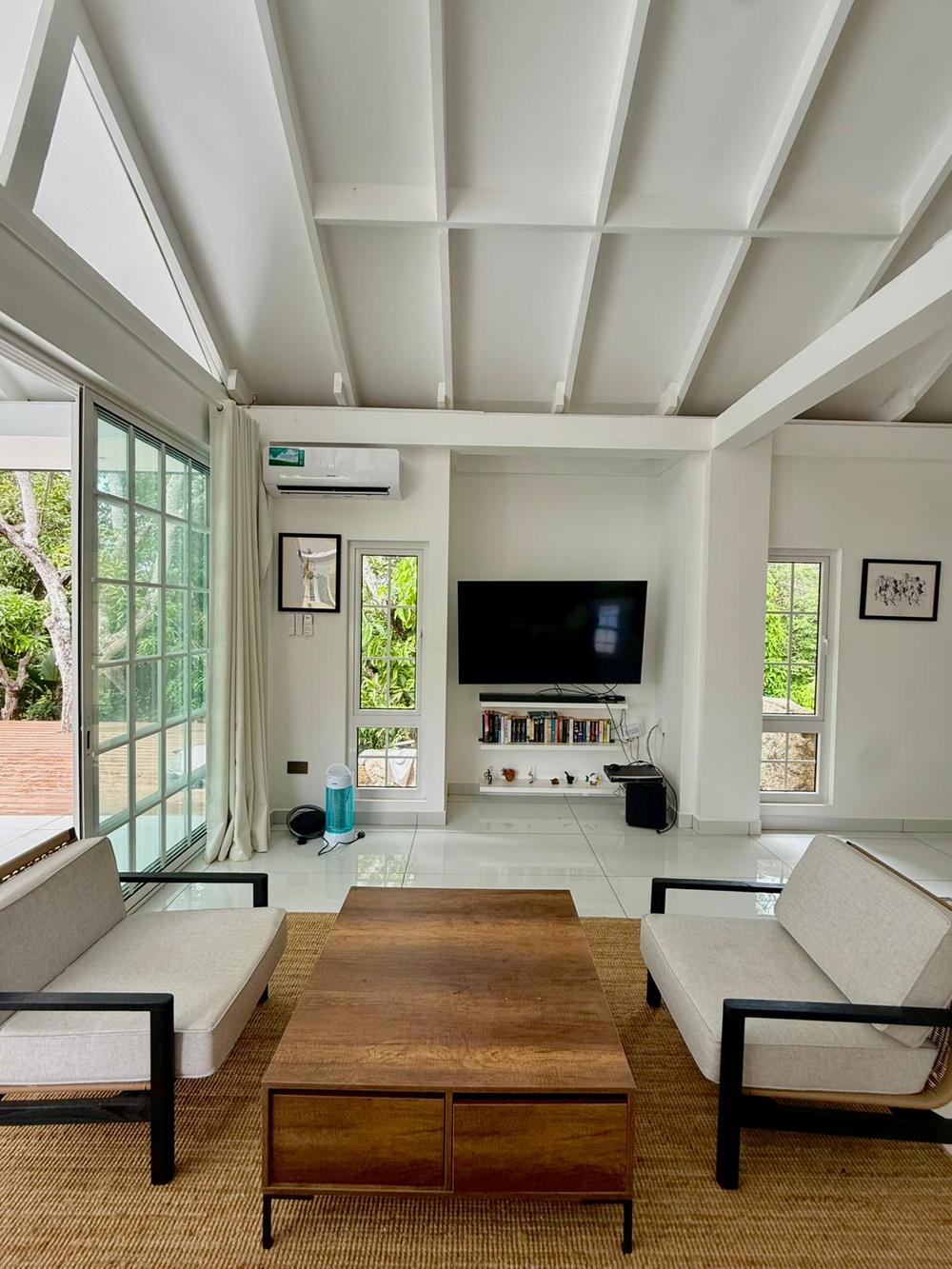 The living pavilion with vaulted ceilings